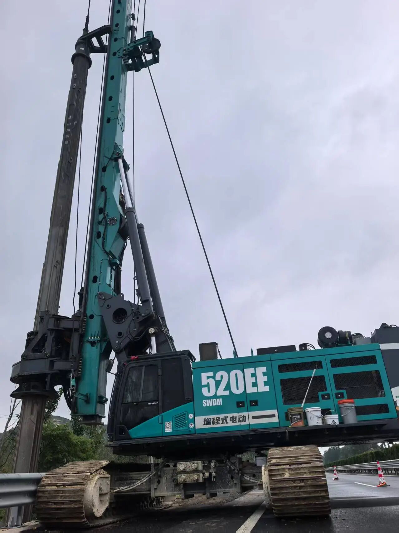 银河集团9873cm智能增程式电动旋挖钻机助力山东高速建设，绿色施工功效显著