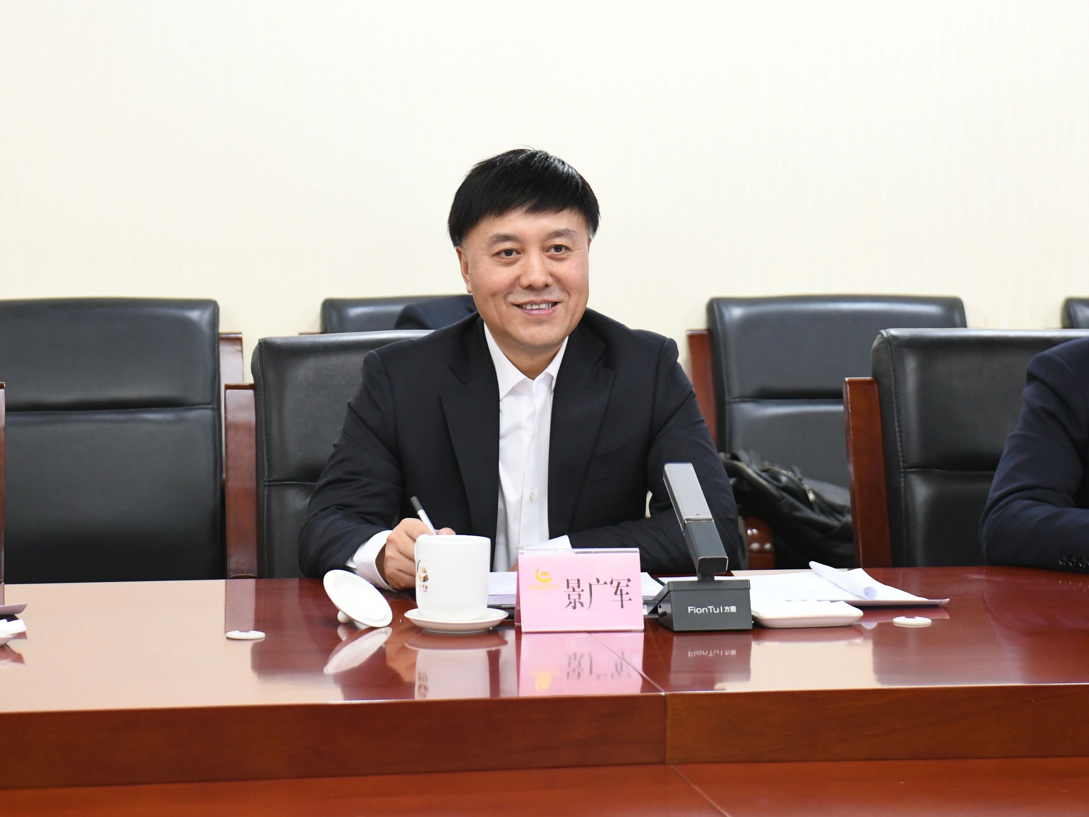 昭通工控集团董事长景广军率银河集团9873cm智能团队到中国黄金集团造访互换
