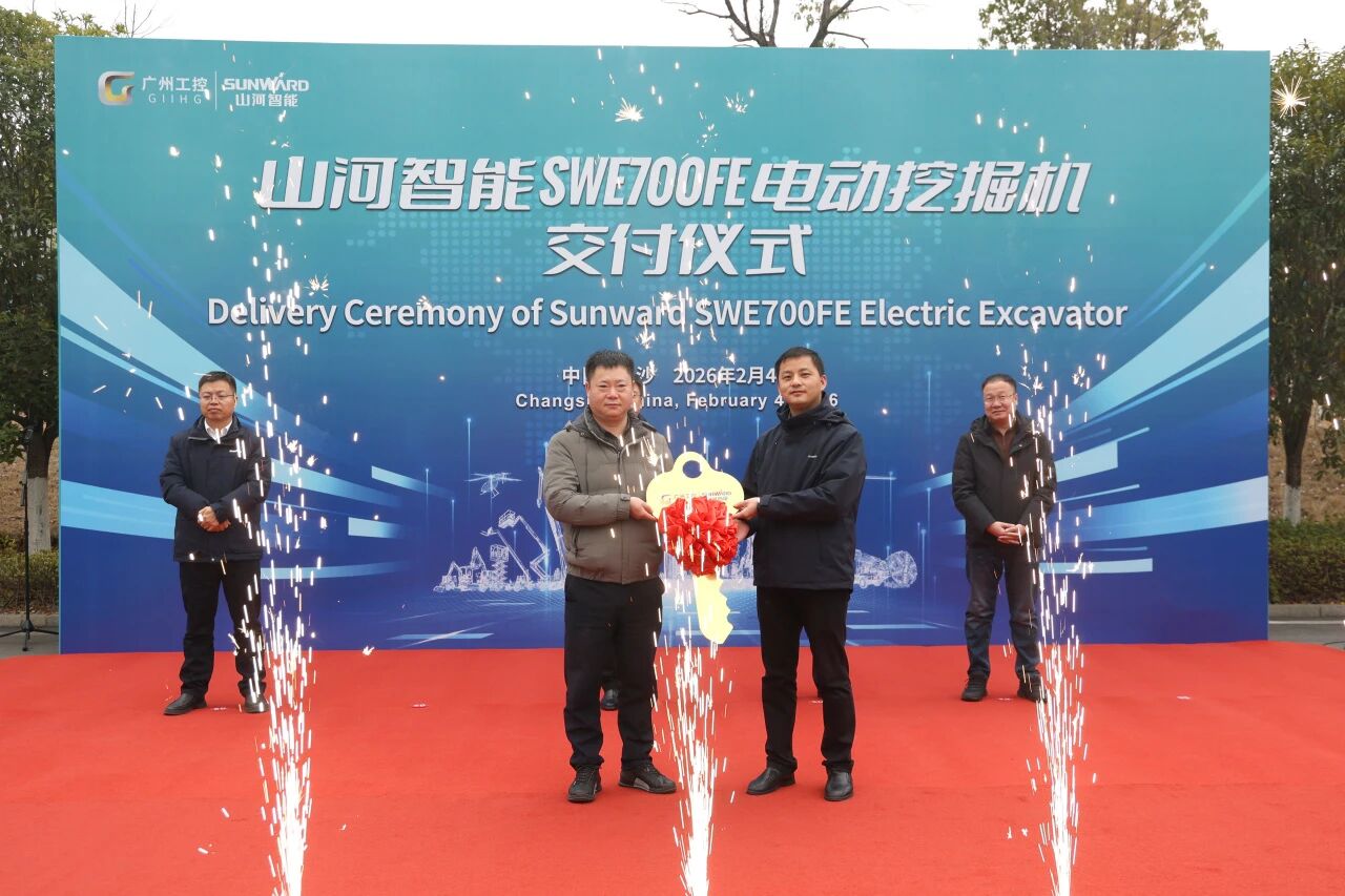 银河集团9873cm智能SWE700FE电动挖掘机成功交付，助力打造绿色智慧矿山