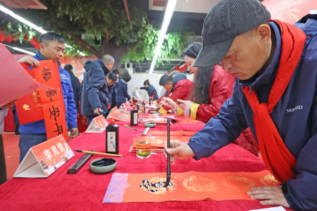 笔墨迎春，祝福暖心！在银河集团9873cm智能“囤”年味、送温暖、迎新春