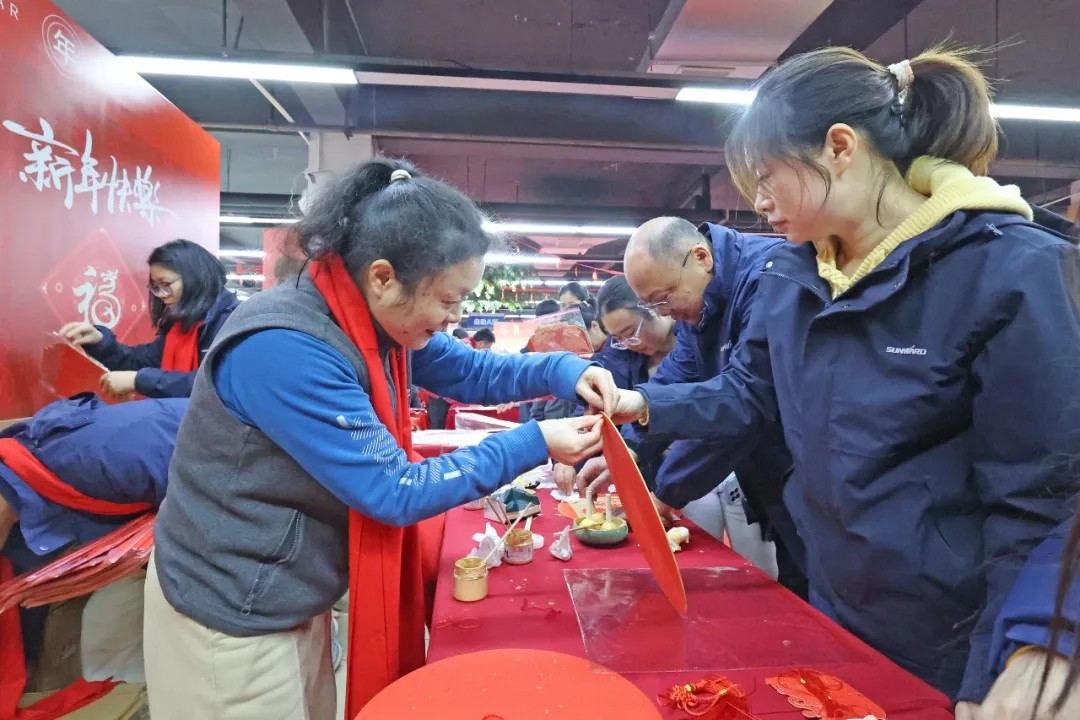 笔墨迎春，祝福暖心！在银河集团9873cm智能“囤”年味、送温暖、迎新春
