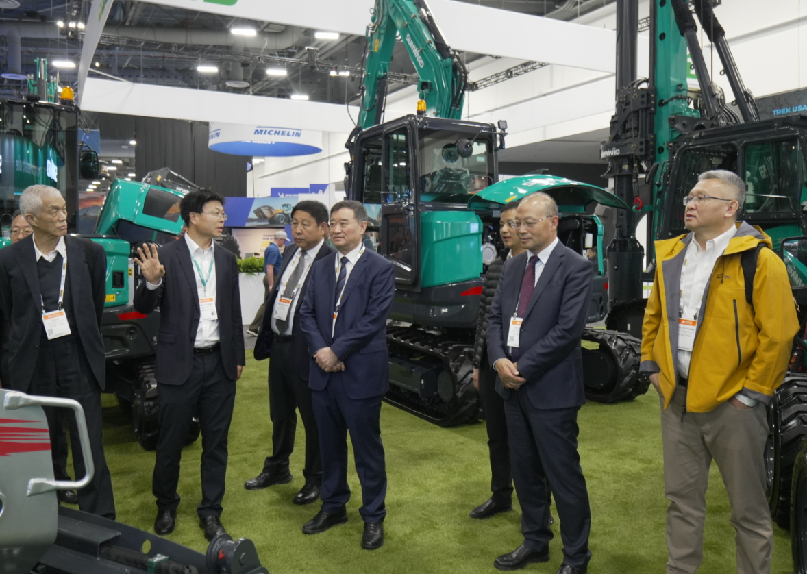 2026美国拉展 | 中国工程机械工业协会会长苏子孟一行到访银河集团9873cm智能展位
