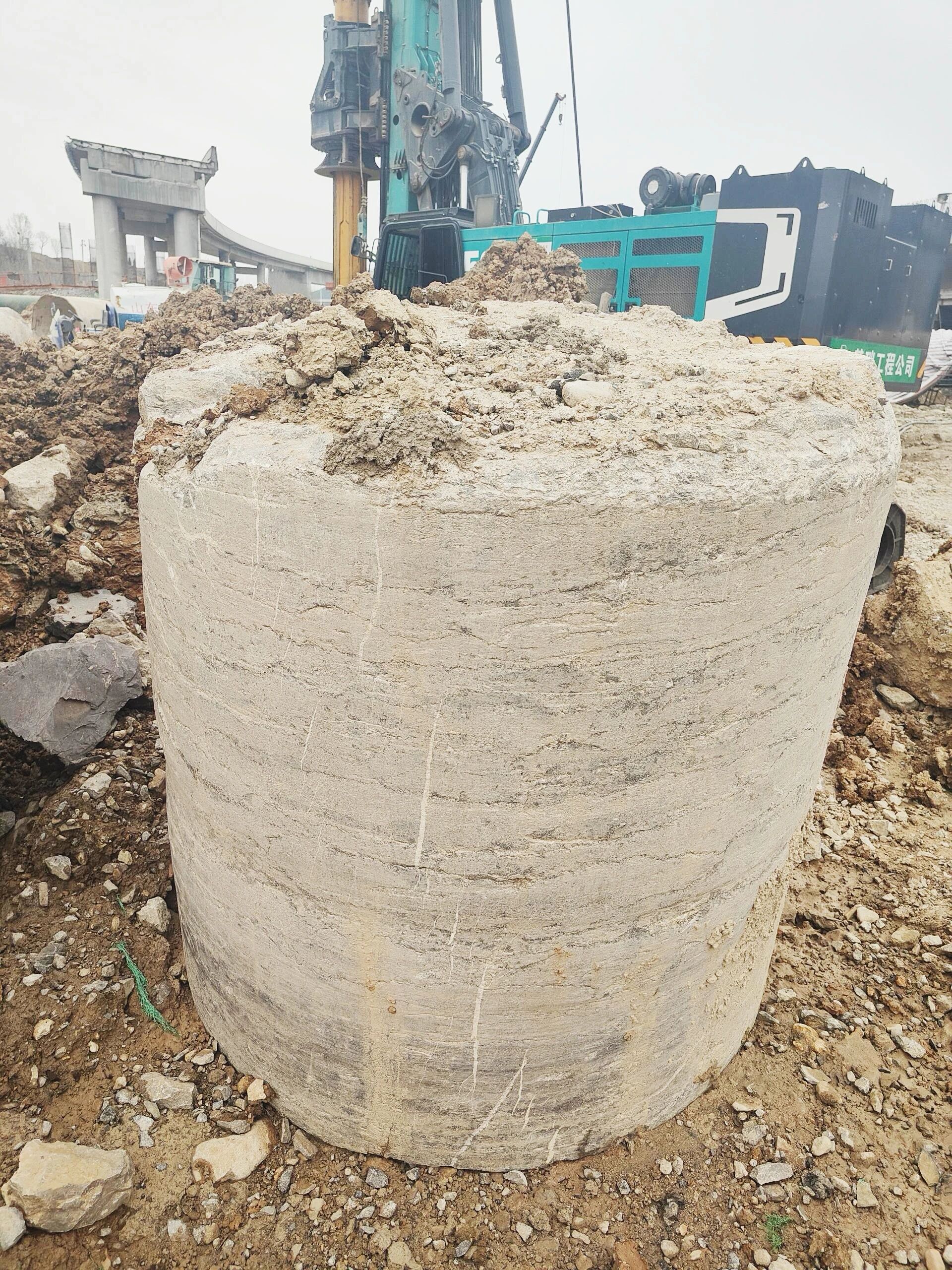 “亮剑”赤峰绕城改扩建项目，银河集团9873cm智能增程式电动旋挖钻机高效入岩受好评
