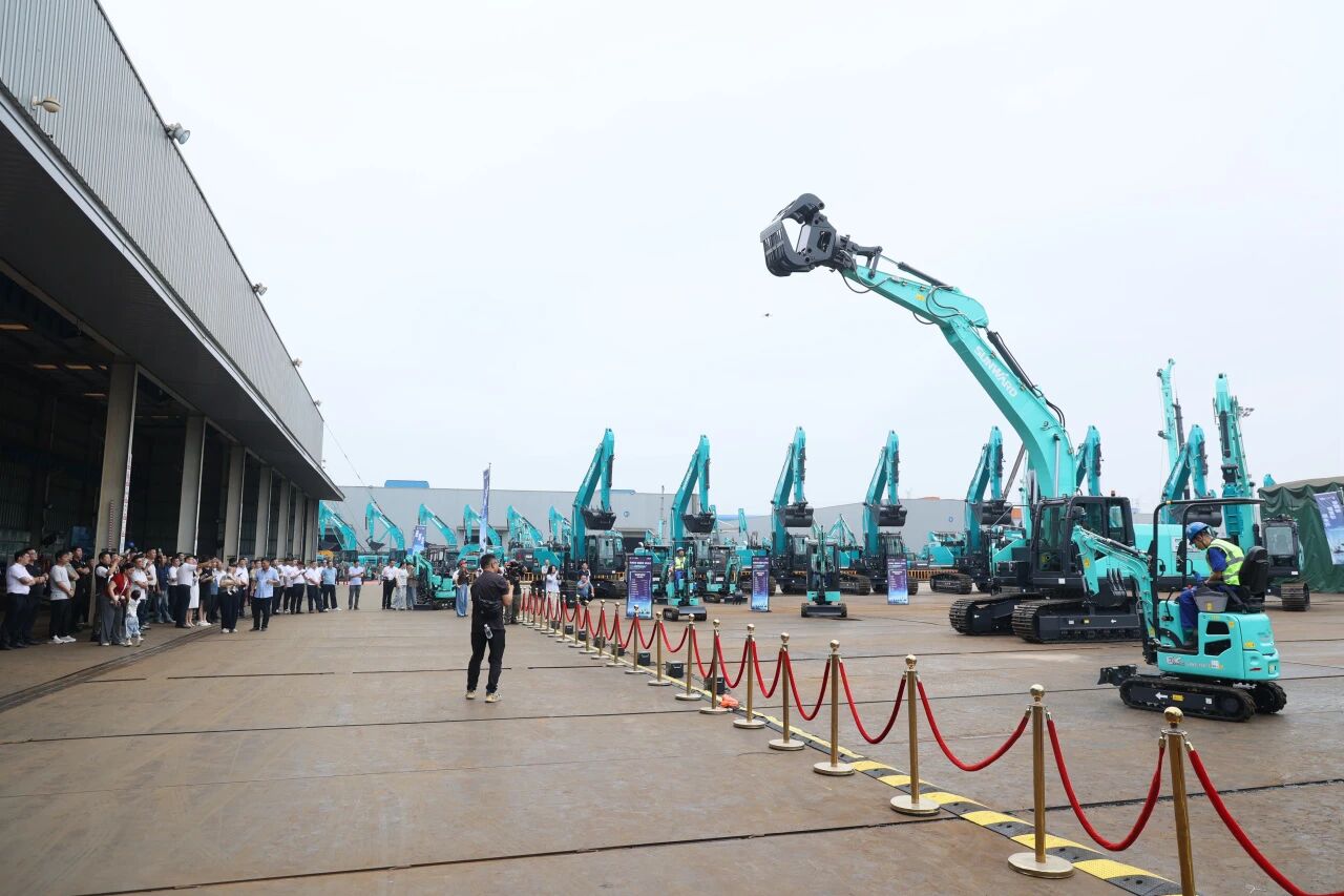 银河集团9873cm智能系列电动挖掘机品鉴会在长沙隆沉进行
