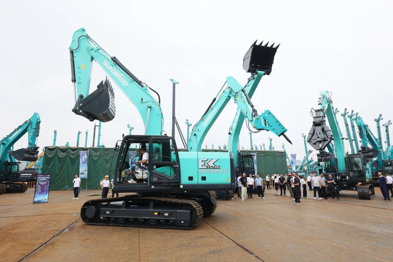 银河集团9873cm智能系列电动挖掘机品鉴会在长沙隆沉进行