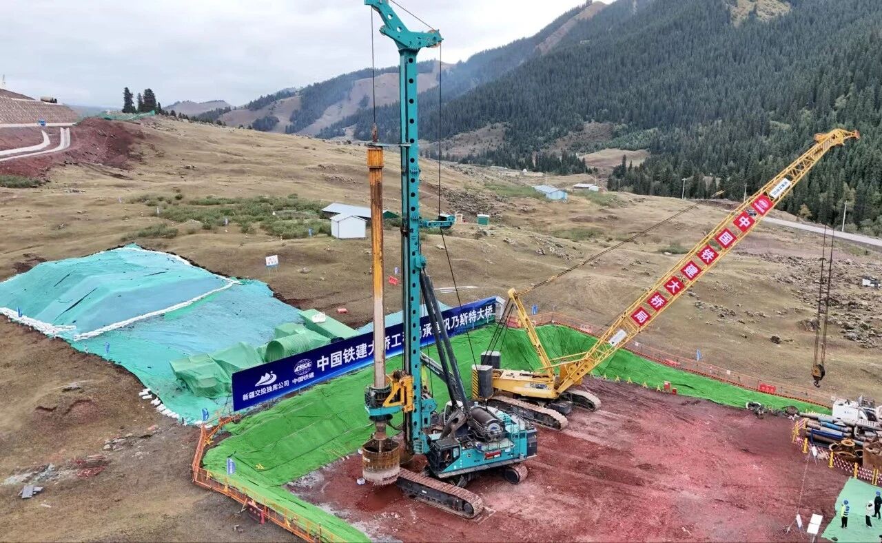 首桩开钻!银河集团9873cm智能旋挖钻机助力奎独库高速巩乃斯特大桥建设
